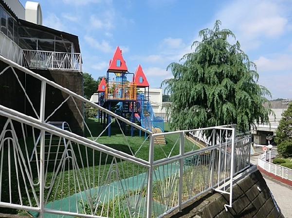 上星川幼稚園(キリスト教に基づく愛の教育を行う幼稚園。緑豊かな環境の中で社会ルール、思いやりを育てる。巨大な複合遊具が楽しい。)