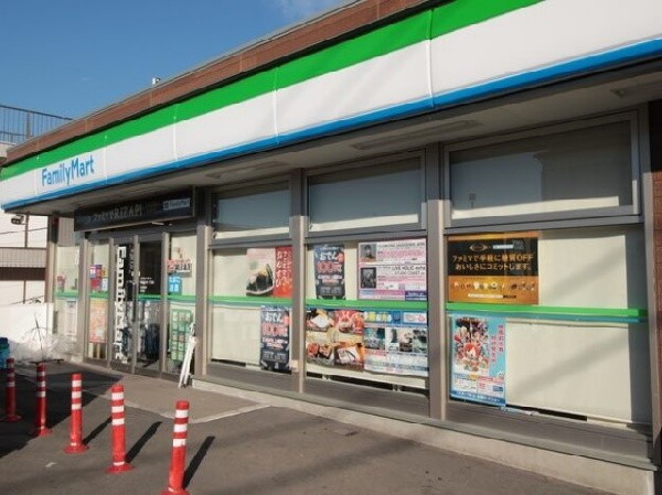 ファミリーマート神大寺入口店(ホットスナックのファミチキが人気。酒たばこ取扱い有。無料Wi-Fi有。各種バーコード決済利用可能。)