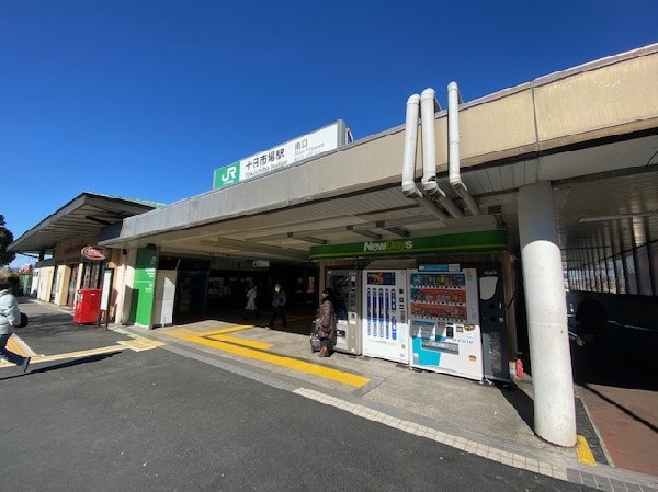 十日市場駅(駅の周りには大手のスーパーがいくつかあり、買い物に便利です。横浜駅にも乗り換えなしで行けます。)