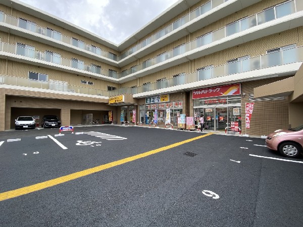 ツルハドラッグ横浜東寺尾店(日用品、一般薬、食品、化粧品、医療用品、酒、菓子、ベビー用品などが豊富に揃う。駐車場20台有(無料)。)