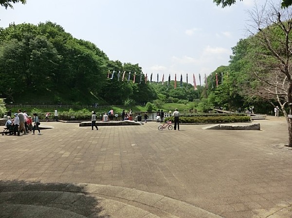 四季の森公園(季節によってさまざまな野花が咲き誇る大規模公園。ジャンボ滑り台や水遊び可能な池がお子様にも人気です。)