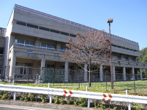 横浜市立中山中学校(四季の森公園に隣接し自然に恵まれている中学校。部活動が活発でバレー部やバスケ部は県大会レベルです。)