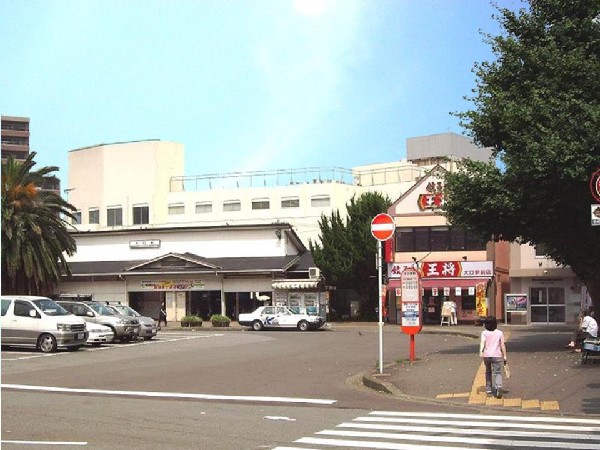 大口駅(横浜駅まで2駅の便利な駅。駅ビルにはコンビニ、ベーカリーなどがある。駅前は飲食店や公園があり賑わう。)