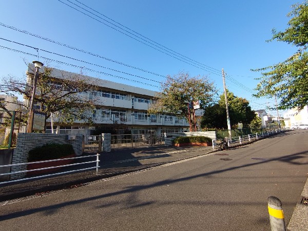 いぶき野小学校(長津田みなみ台公園に隣接する小学校。教育目標は「夢に向かって希望をもち ともにはばたくいぶき野の子」)