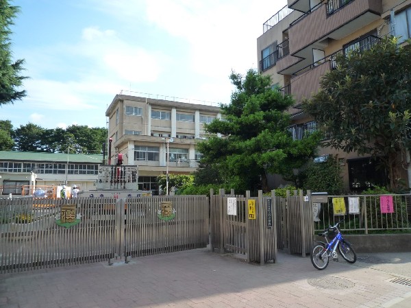 横浜市立三ツ沢小学校(豊顕寺市民の森に繋がるせせらぎ緑道沿いにある小学校。校内にほたるドームがあり、愛育活動をしています。)