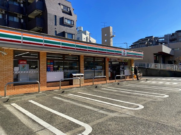 セブンイレブン横浜片倉町店(時間を問わず、幅広い品物が揃うコンビニ。駐車スペースも広く、お車でも安心して立ち寄る事が出来ます 。)