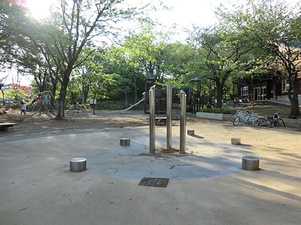 神大寺中央公園( 緑に囲まれた自然豊かな公園。園内には子ども向けのログハウスがあり、雨の日でも遊ぶことができます。)