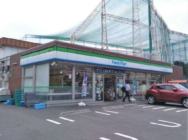 ファミリーマート横浜片倉一丁目店(ホットスナックのファミチキが人気のコンビニ。酒たばこ取扱い有。少量のチルド総菜が充実しています。)