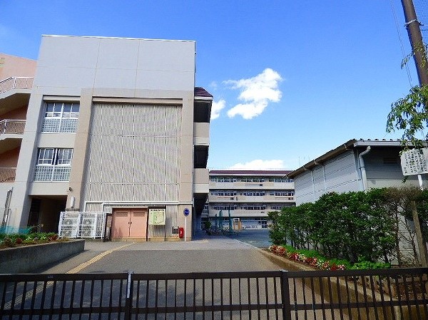 森の台小学校(公園に隣接し広々とした小学校。教育目標は、「自分大すき、友だち大すき、共に学ぶ子、実践する子」)