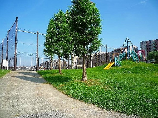 森の台中ノ谷公園 (複合遊具の形状から「ロケット公園」として近隣の子供たちや森の台小学校の児童に親しまれています。)