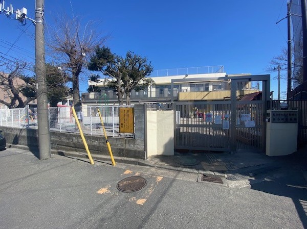 西寺尾保育園(生きる力の基盤を養うことを目標とした保育園。園庭から富士山が見え、近隣には自然豊かな公園があります。)