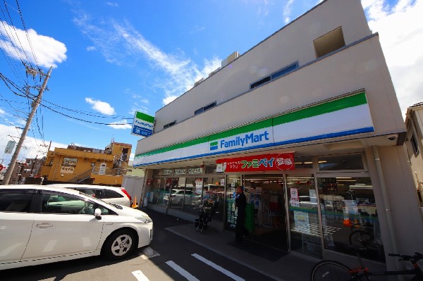 ファミリーマート東寺尾中台店(時間を問わず、食品から日用品まで幅広い品物が揃うコンビニ。近所にあると頼もしい限りですね！)