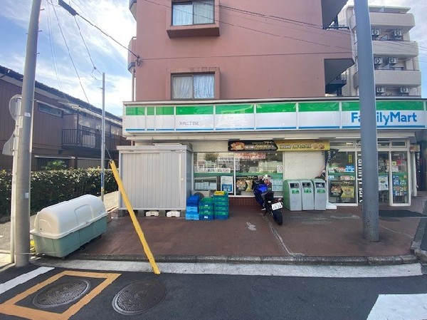 ファミリーマート矢向二丁目店(ホットスナックのファミチキが人気のコンビニ。酒たばこ取扱い有。少量のチルド総菜が充実している。)