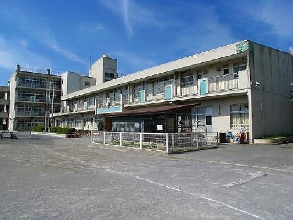 子安小学校(各学年5～6クラスの小学校。学校教育目標は「自分が好き　友だちが好き　学校が好き　まちが好き」です。)