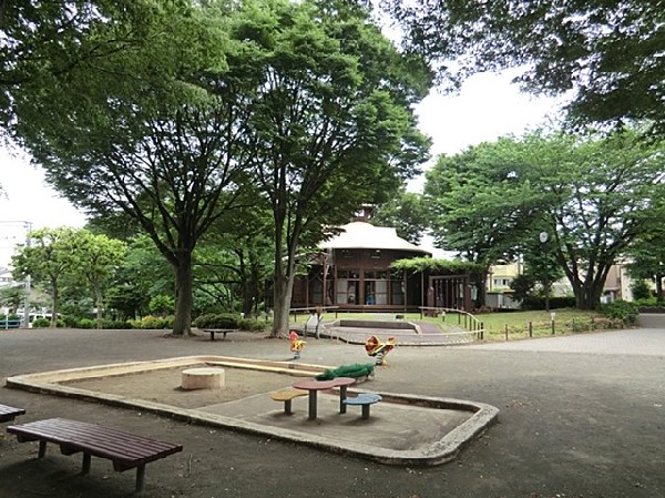 境之谷公園(高台にある自然豊かな公園。園内にはこどもログハウスがあり、雨の日も室内アスレチックで遊べます。)