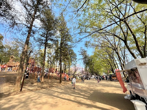 鶴間公園(グランベリーパークの一部になっており、大きな2つの芝生広場や運動施設などがあるキレイな公園です。)