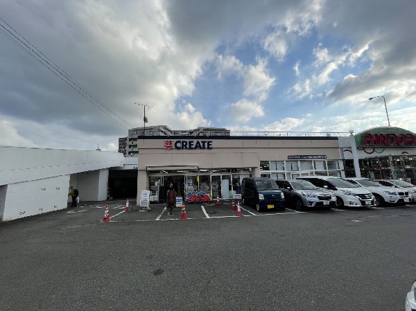 クリエイトS・D町田小川店(医薬品、化粧品、日用品、ベビー用品の他にも、野菜、精肉、冷凍冷蔵食品なども取り扱っています。駐車場有)