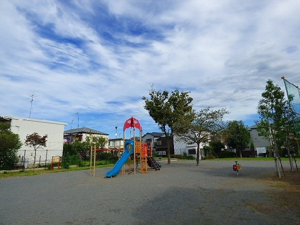 駒岡岩瀬公園(滑り台付きの複合型遊具やベンチがある公園です。住宅街の中にあり、お散歩コースに良さそうですね。)