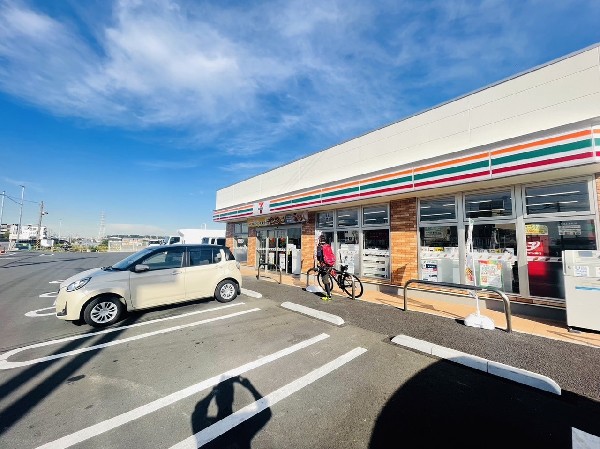 セブンイレブン横浜鷹野大橋店(時間を問わず、幅広い品物が揃うコンビニ。駐車スペースも広く、お車でも安心して立ち寄る事が出来ます 。)