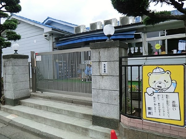 東幼稚園(共同生活の中において「希望と喜びを持てる子ども」に育てる幼稚園。複合遊具やキャラクター遊具も人気です)