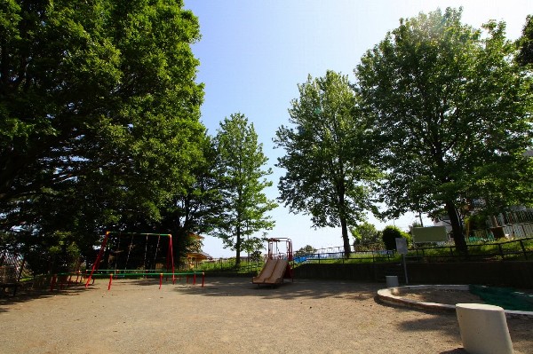 松見みはらし公園(遊具がある広場と走り回れる広場がある公園。高台に位置しているので、みなとみらいやベイブリッジまで見渡せます。)