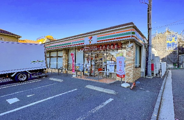 セブンイレブン横浜伊勢町3丁目店(本物件より徒歩3分の近さのコンビニ。時間を問わず幅広い品物が揃うので、気楽に立ち寄ることができますね)