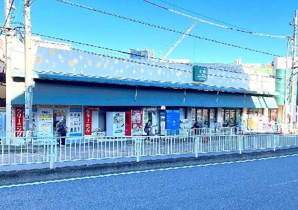 FUJI伊勢町店(鮮度・旬・グレードにこだわった商品を提供。ベーカリーコーナーでは美味しい焼き立てパンを購入できます。)