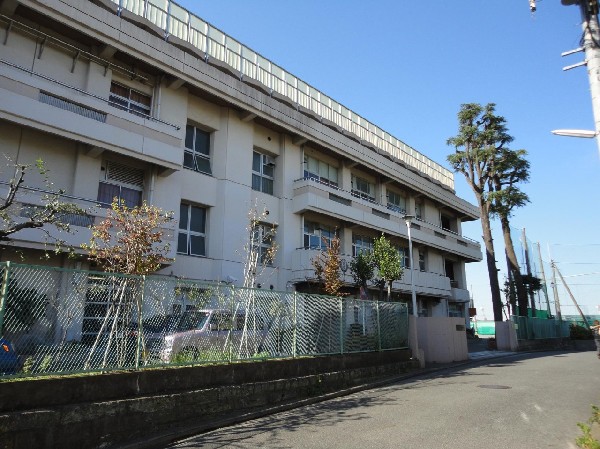 西中学校(小学校併設型中学校として、西前小学校と小中一貫教育を推進しています。活動情報などを載せたHPが充実。)