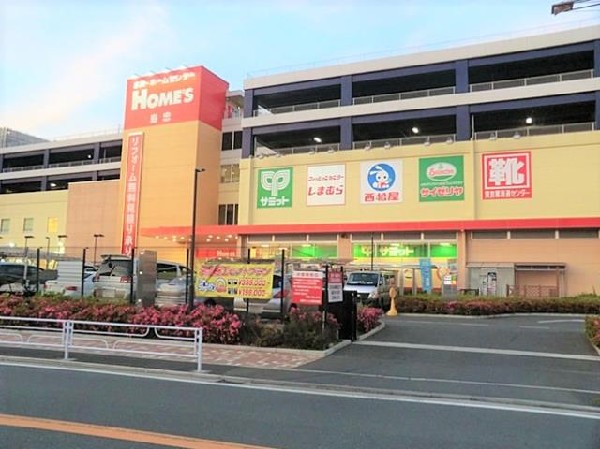 島忠ホームズ新川崎店(ホームセンターと共に、スーパーサミット、西松屋、しまむら等が入る複合施設。子育て世帯の買い物に便利です。)