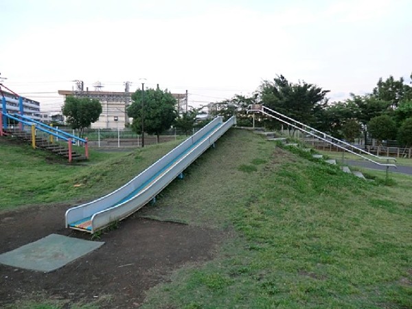 新鶴見公園(芝生の広場、野球などができる広いグラウンドがある公園。アスレチック遊具、ロング滑り台がありお子様に人気です。)