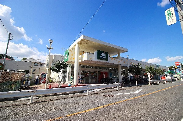 FUJI馬場店(鮮度・旬・グレードにこだわった商品を提供。ベーカリーコーナーでは美味しい焼き立てパンを購入できます。)