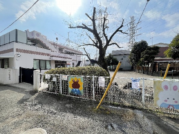 白幡ほいくえ(閑静な住宅地にある保育園。近隣には、公園も多くあり、園庭遊びとあわせて、戸外活動を多く取り入れる。)