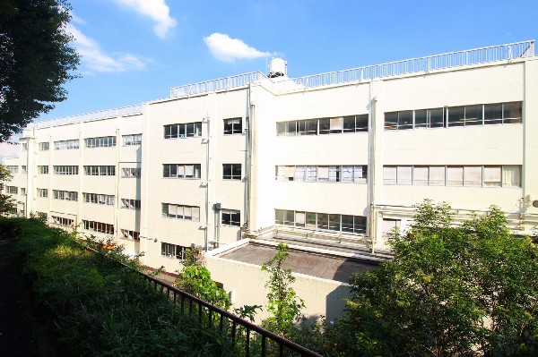 上末吉小学校(住宅街の中にあり、自然も近くにあるので環境に恵まれている小学校です。学校行事も充実しています。)