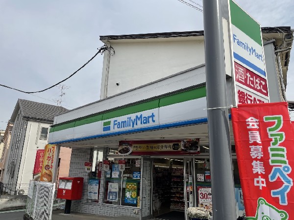 ファミリーマート 竹山団地店(時間を問わず、幅広い品物が揃うコンビニ。フライヤー商品やスイーツなど美味しいオリジナル商品が魅力的。)