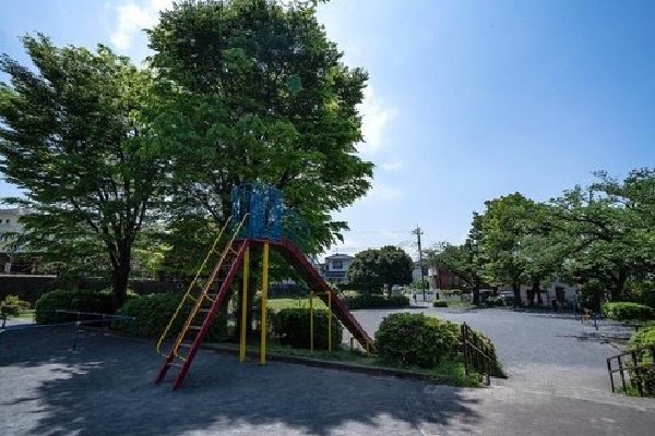 こざか第二公園(少し高台にあり、段差を利用した長いすべり台があります。春には桜が美しい公園としても知られています。)