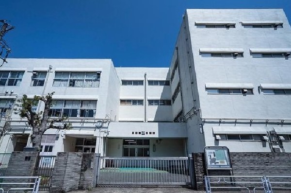 竹山小学校(緑に囲まれた静かな団地の中にある小学校。「知恵出せ，汗出せ，明るい子」を合言葉に取り組みます。)