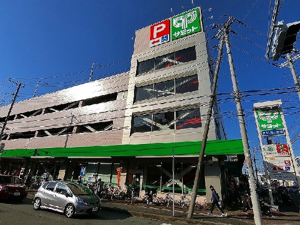 サミットストア菊名店(店内は広く、食料品以外にも飲食店・100円ショップ・日用品・衣類などの店舗が入っている大型店です。)