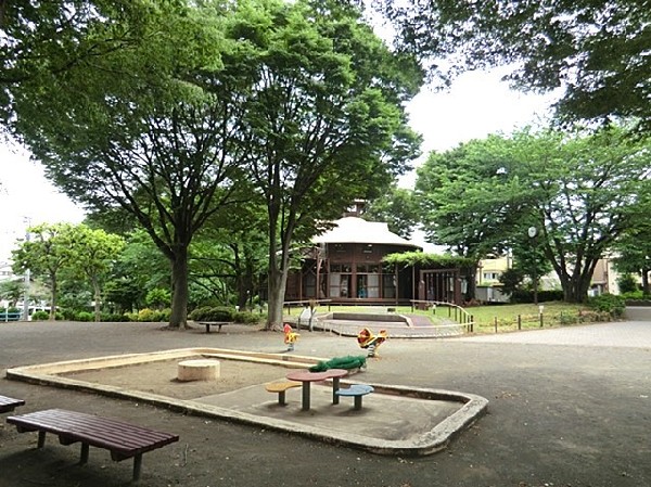 境之谷公園(高台にある自然豊かな公園。園内にはこどもログハウスがあり、雨の日も室内アスレチックで遊べます。)