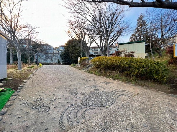 かに山公園(樹木が立ち並び、木漏れ日を愉しめる公園。毎日のお散歩やお子様の遊び場として気楽に立ち寄れる公園です。)