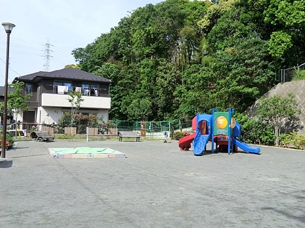 駒岡堂ノ前公園(カラフルな複合遊具が子供たちに人気な公園です。駒岡堂ノ前古墳が近くにあり歴史探索にもおすすめです。)