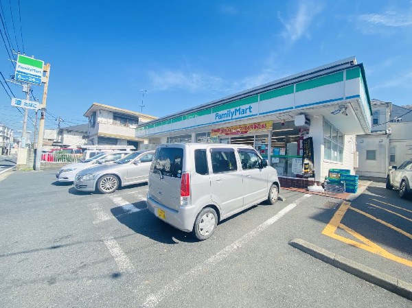 ファミリーマート三ツ池公園口店(ホットスナックのファミチキが人気。酒たばこ取扱い有。無料Wi-Fi有。各種バーコード決済利用可能。)