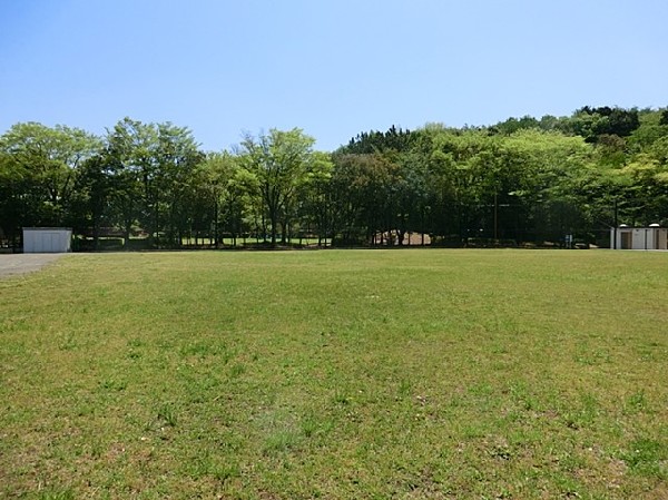 霧が丘公園(野球のできるグラウンド、雨の日も遊べるログハウスがある自然豊かな公園。夏祭りなども行われています。)