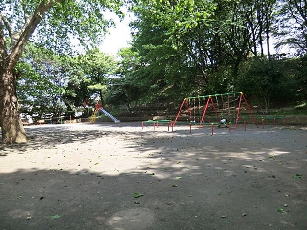 松見台公園(木々に囲まれた自然豊かな公園。タイヤで出来たロッククライミングのような珍しい遊具は子供たちに大人気。)