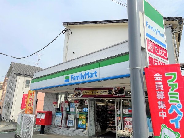 ファミリーマート 竹山団地店(ホットスナックのファミチキが人気のコンビニ。酒たばこ取扱い有。少量のチルド総菜が充実している。)