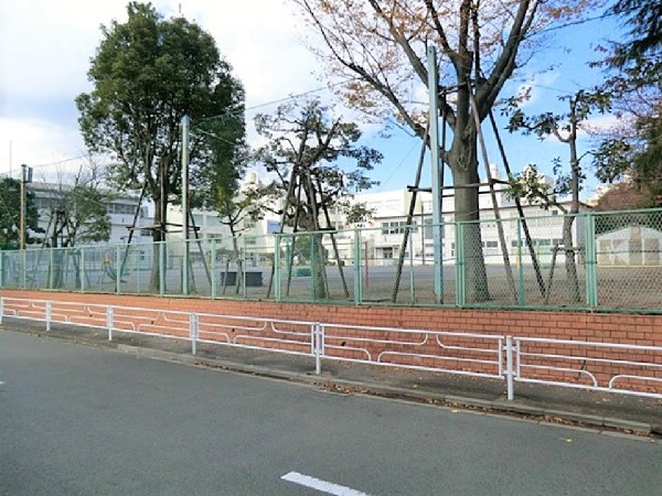 竹山小学校(緑豊かな団地の中の小学校。「知恵出せ、汗出せ、明るい子」が合言葉。少人数なので学年関係なく交流する。)