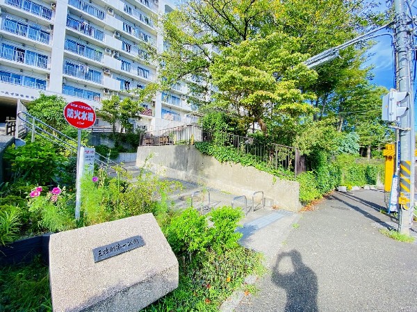 三枚町第一公園(公園からは東海道新幹線の走っている姿を間近で見ることができ、新幹線のビュースポットとしても人気の公園。)