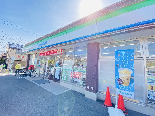 ファミリーマート 中白根店(ホットスナックのファミチキが人気のコンビニ。酒たばこ取扱い有。少量のチルド総菜が充実している。)