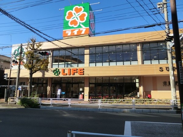 ライフ青葉しらとり台店(広くて清潔な店内には、新鮮なお野菜、生鮮食品、お惣菜などが豊富に並んでいます。9時～22時まで営業。)