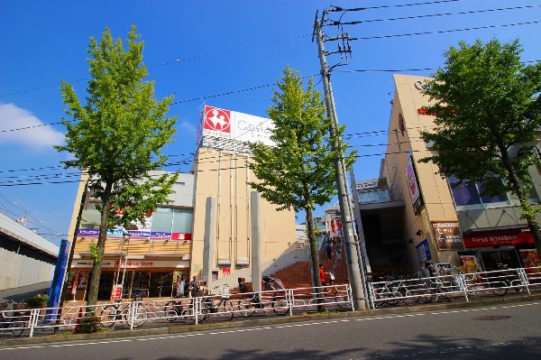 東急ストア藤が丘店(「藤が丘」駅の目の前にあるので駅を利用した際に立ち寄れて便利。新鮮なお野菜が屋外にも陳列されています。)