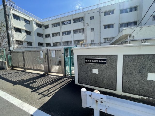 羽沢小学校(見晴らしの良い高台に建ち、風通しの良い学校です。昭和４６年開校。令和二年に創立50年を迎えました。)